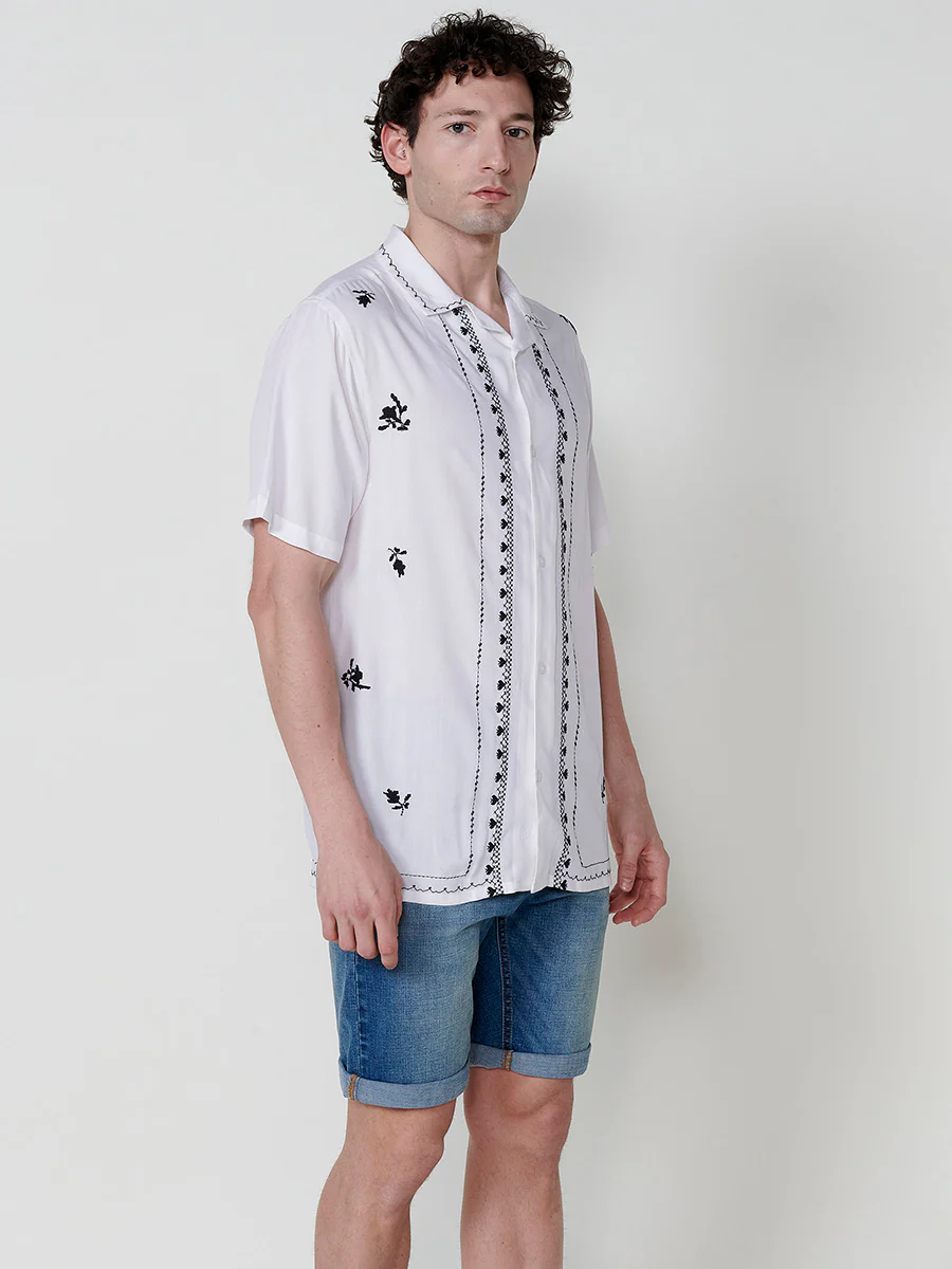 Camisa de manga corta con cuello pico y bordados para hombre – 100% viscosa - Image 10
