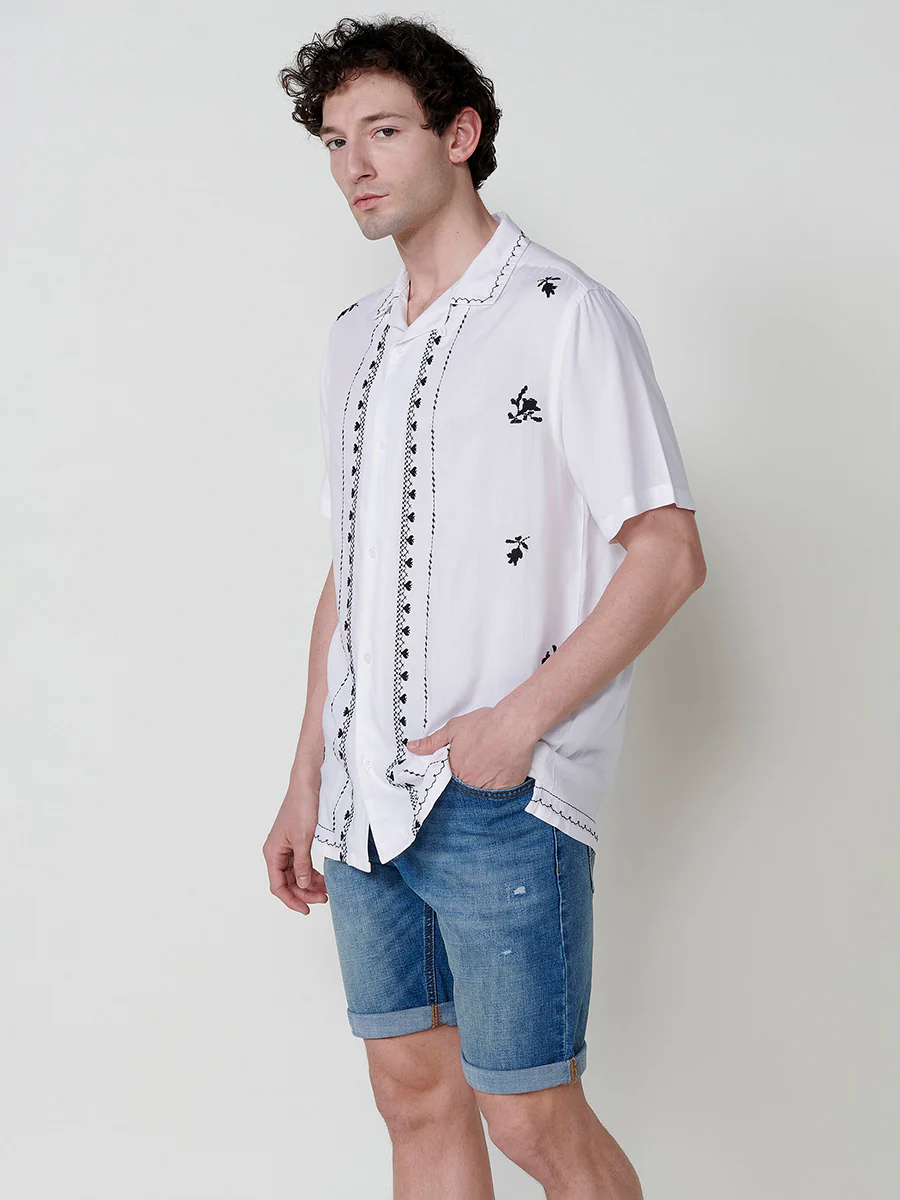 Camisa de manga corta con cuello pico y bordados para hombre – 100% viscosa - Image 11