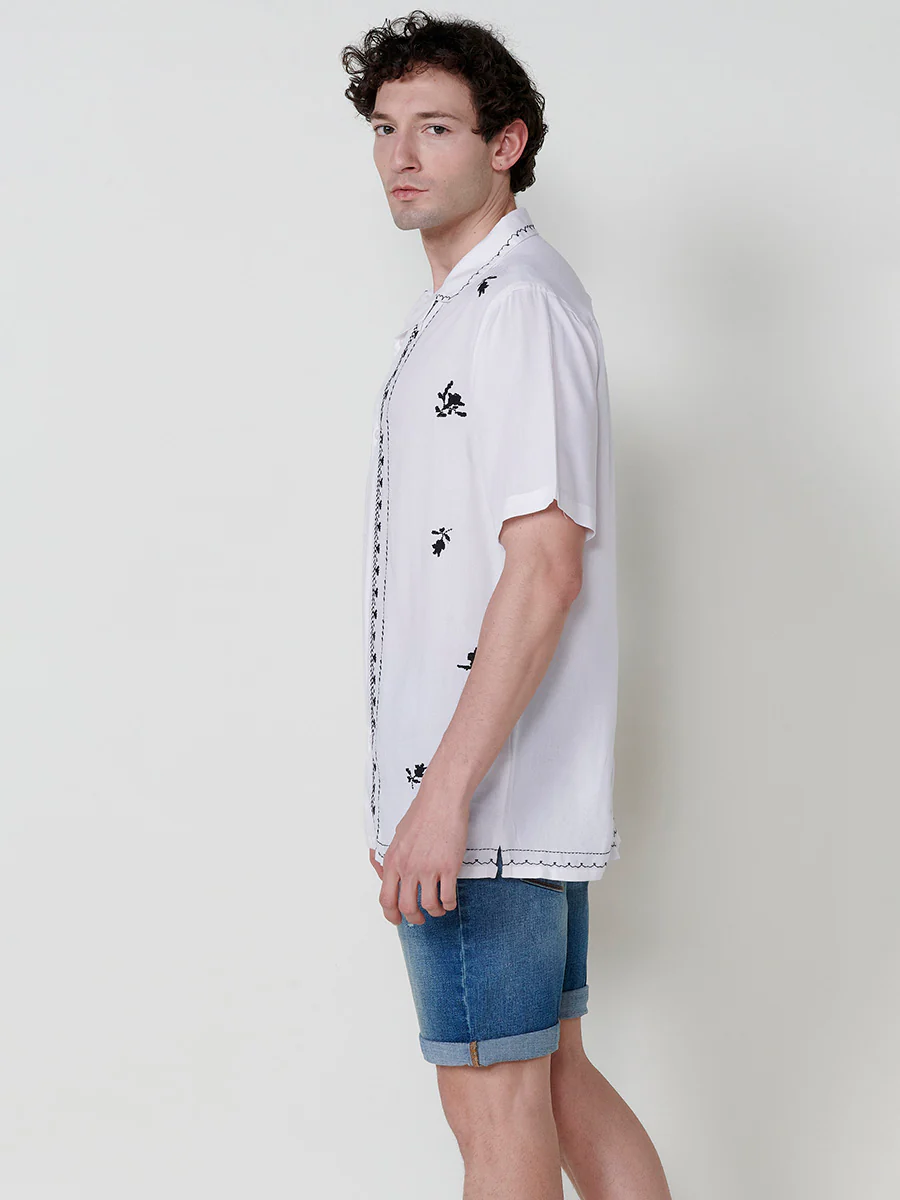 Camisa de manga corta con cuello pico y bordados para hombre – 100% viscosa - Image 12