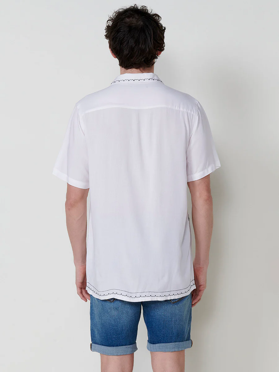 Camisa de manga corta con cuello pico y bordados para hombre – 100% viscosa - Image 13