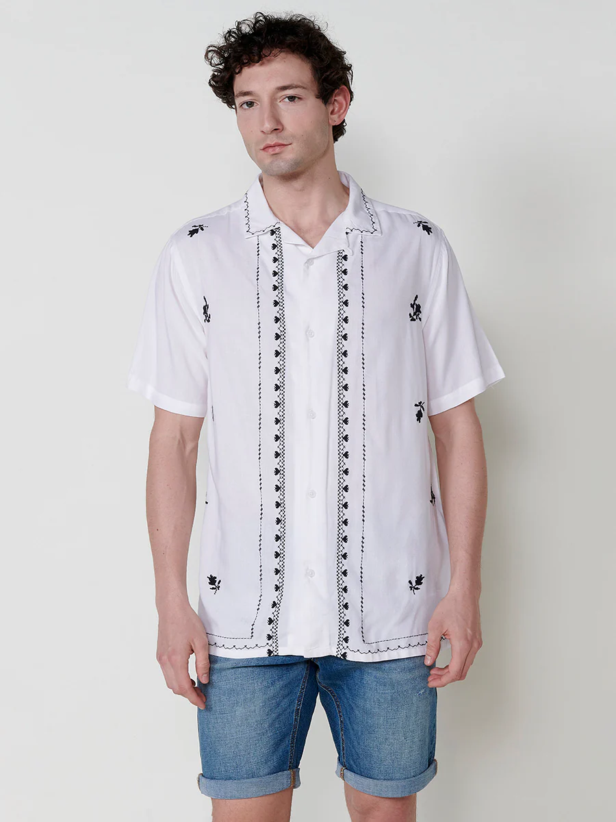 Camisa de manga corta con cuello pico y bordados para hombre – 100% viscosa - Image 14