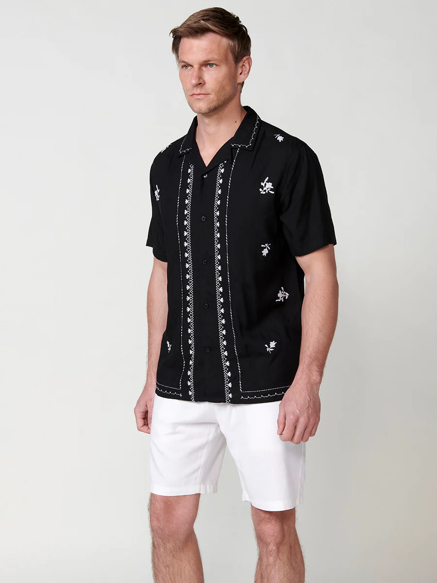 Camisa de manga corta con cuello pico y bordados para hombre – 100% viscosa - Image 3