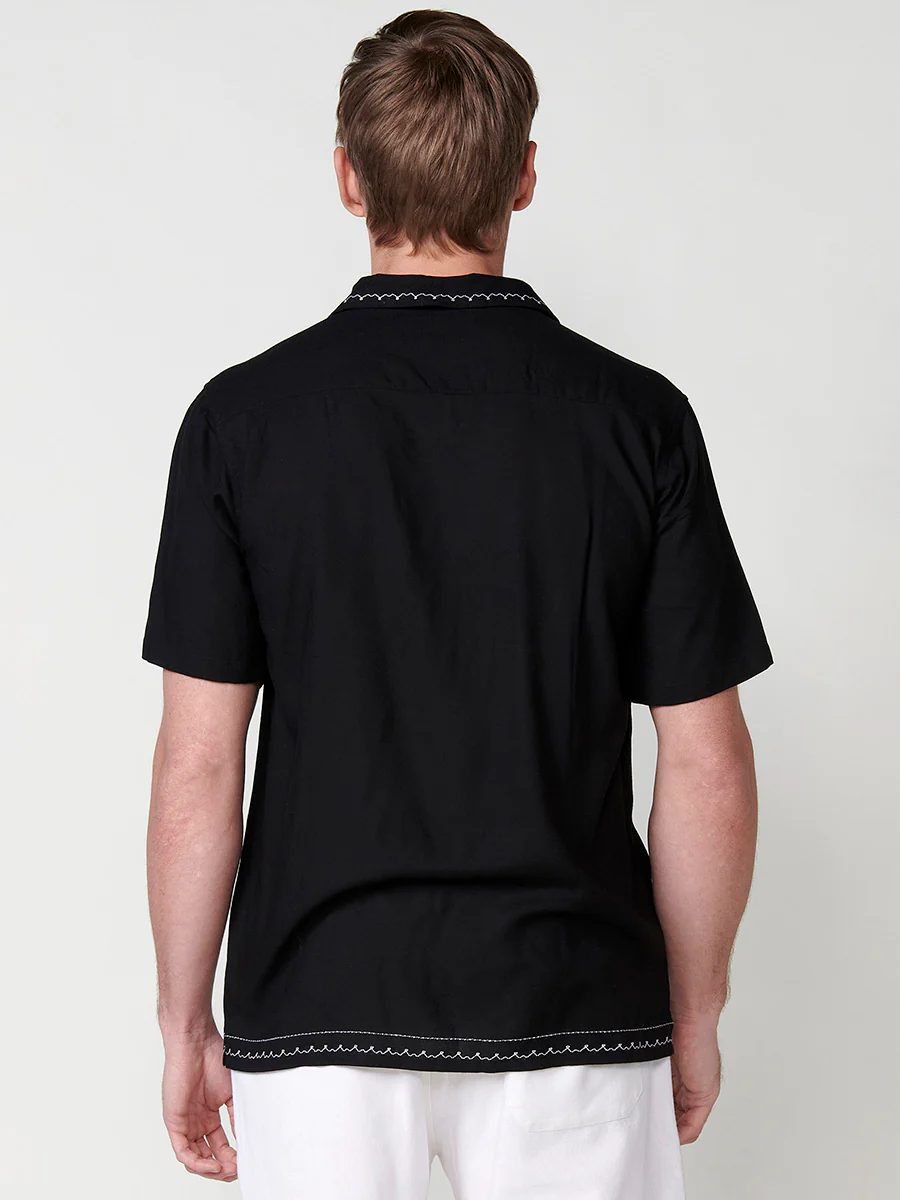 Camisa de manga corta con cuello pico y bordados para hombre – 100% viscosa - Image 4
