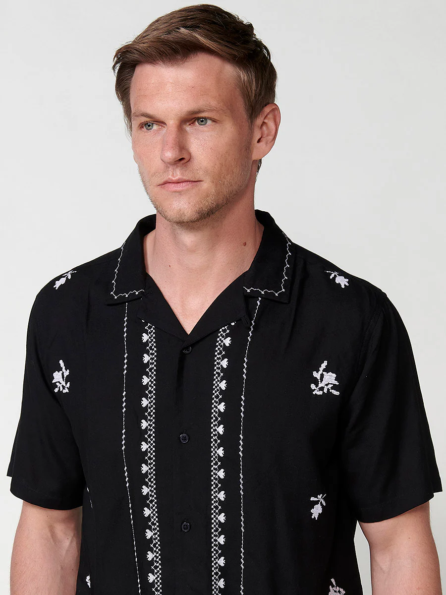 Camisa de manga corta con cuello pico y bordados para hombre – 100% viscosa - Image 5