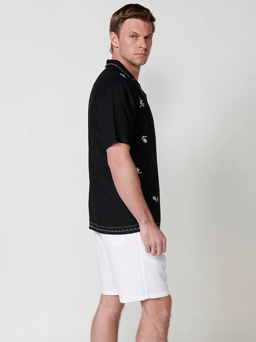 Camisa de manga corta con cuello pico y bordados para hombre – 100% viscosa - Image 6