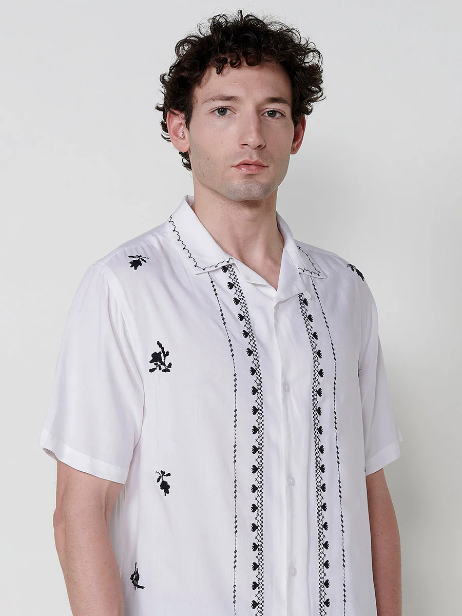 Camisa de manga corta con cuello pico y bordados para hombre – 100% viscosa - Image 9
