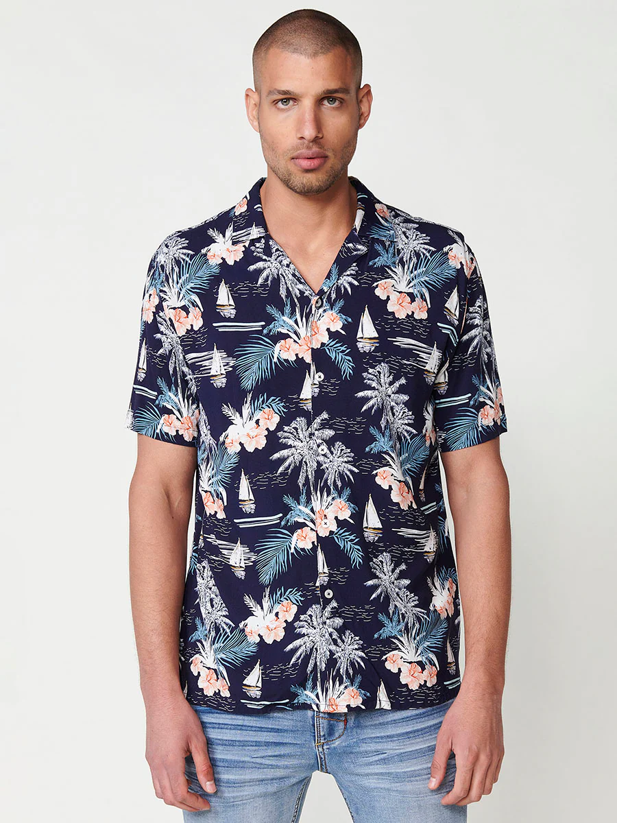 Camisa de manga corta con cuello pico y estampado tropical en navy para hombre – 100% viscosa - Image 10