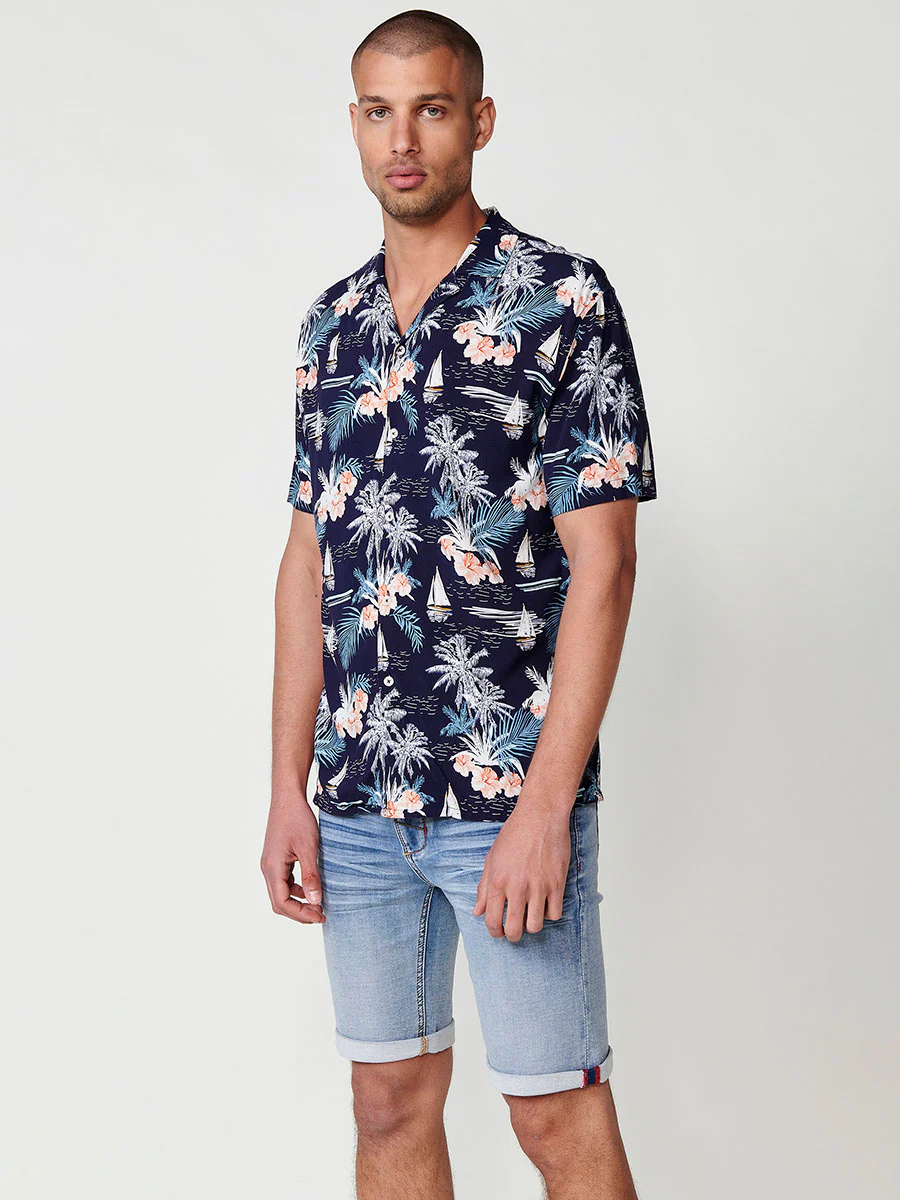 Camisa de manga corta con cuello pico y estampado tropical en navy para hombre – 100% viscosa - Image 11