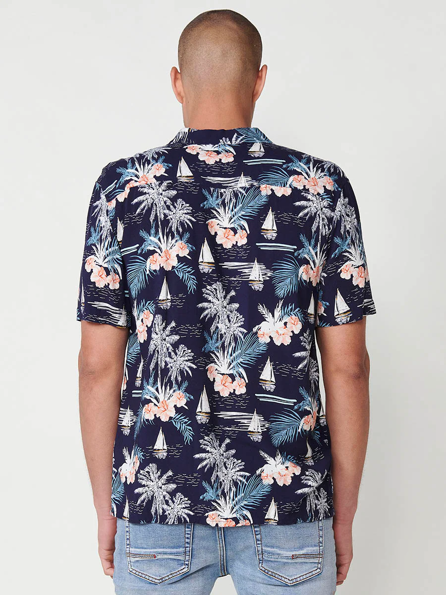 Camisa de manga corta con cuello pico y estampado tropical en navy para hombre – 100% viscosa - Image 12