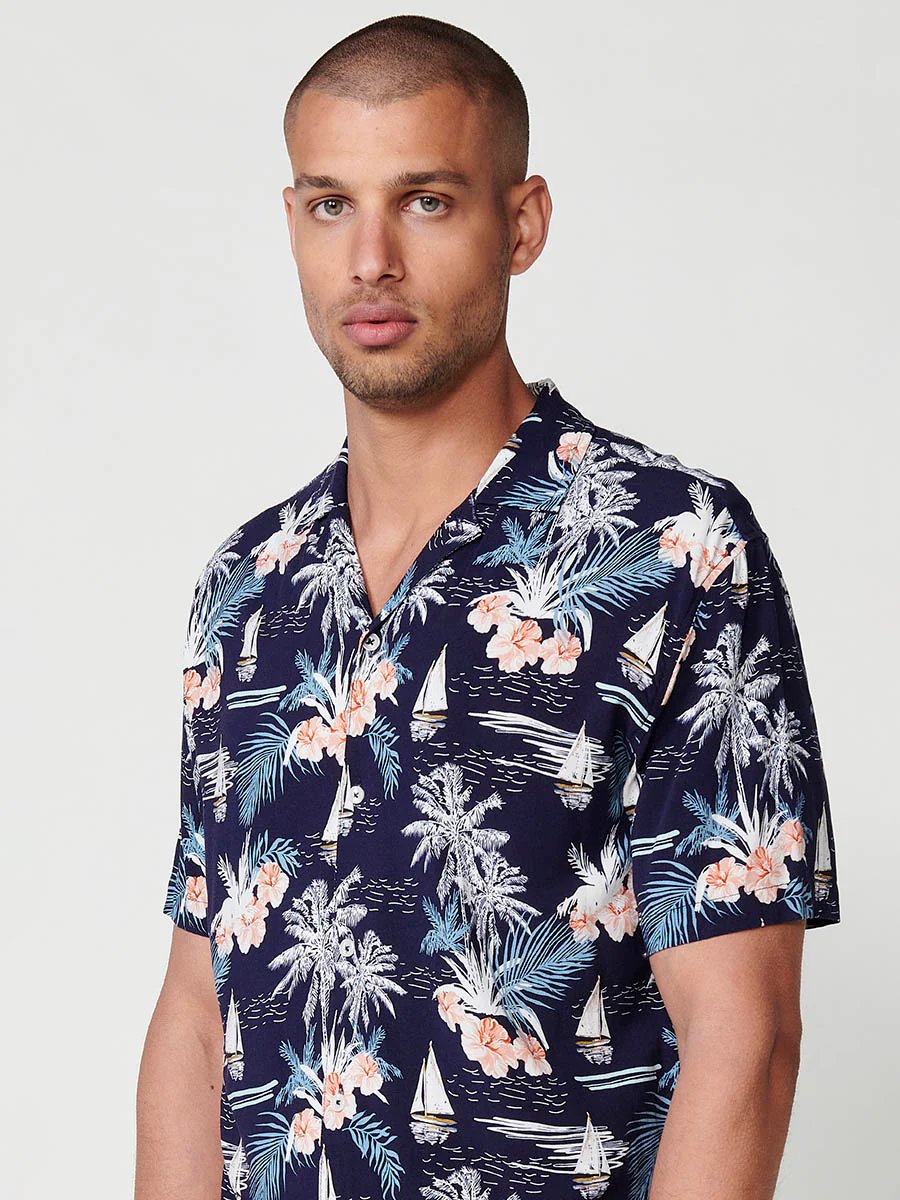 Camisa de manga corta con cuello pico y estampado tropical en navy para hombre – 100% viscosa - Image 13