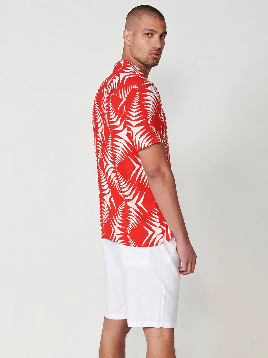 Camisa de manga corta con cuello pico y estampado tropical en navy para hombre – 100% viscosa - Image 5