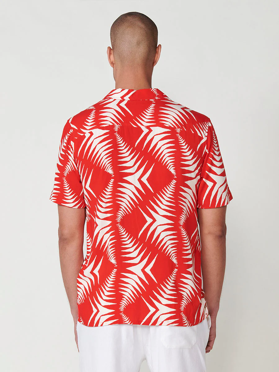 Camisa de manga corta con cuello pico y estampado tropical en navy para hombre – 100% viscosa - Image 6