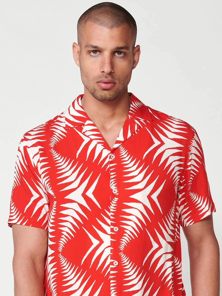 Camisa de manga corta con cuello pico y estampado tropical en navy para hombre – 100% viscosa - Image 7