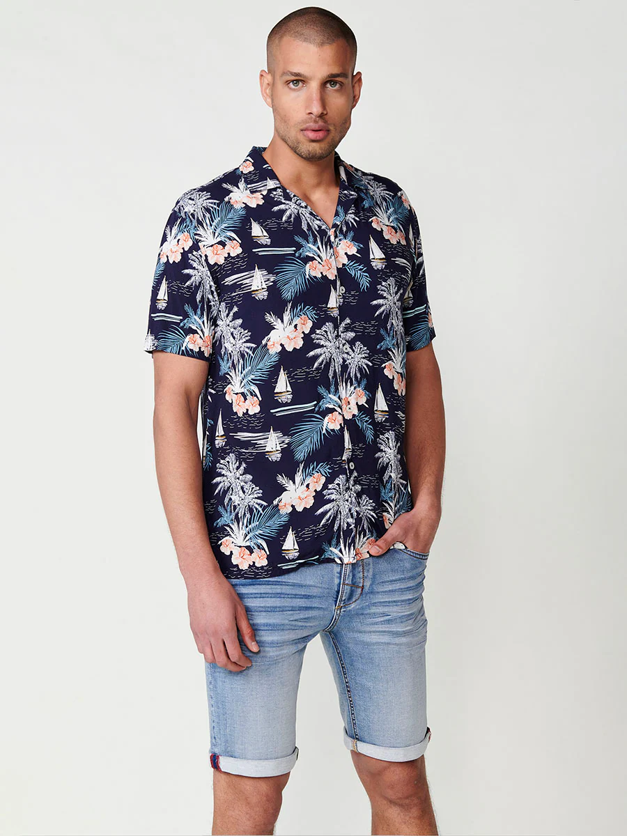 Camisa de manga corta con cuello pico y estampado tropical en navy para hombre – 100% viscosa - Image 8
