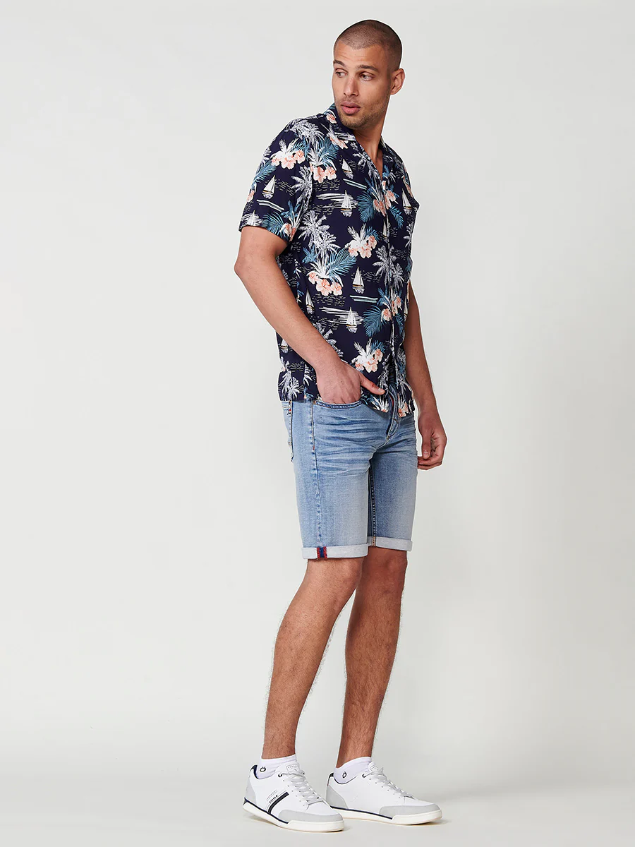 Camisa de manga corta con cuello pico y estampado tropical en navy para hombre – 100% viscosa - Image 9