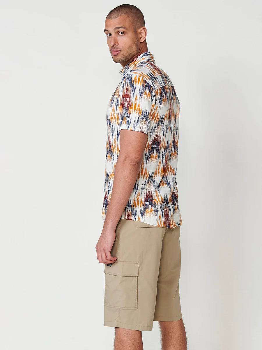 Camisa de manga corta con estampado étnico y cierre con botones para hombre - Image 11