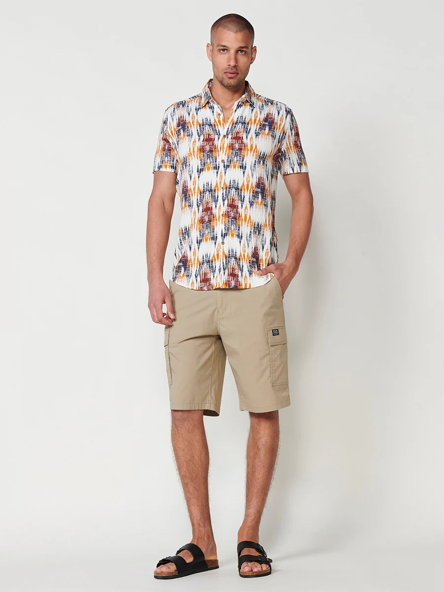 Camisa de manga corta con estampado étnico y cierre con botones para hombre - Image 9