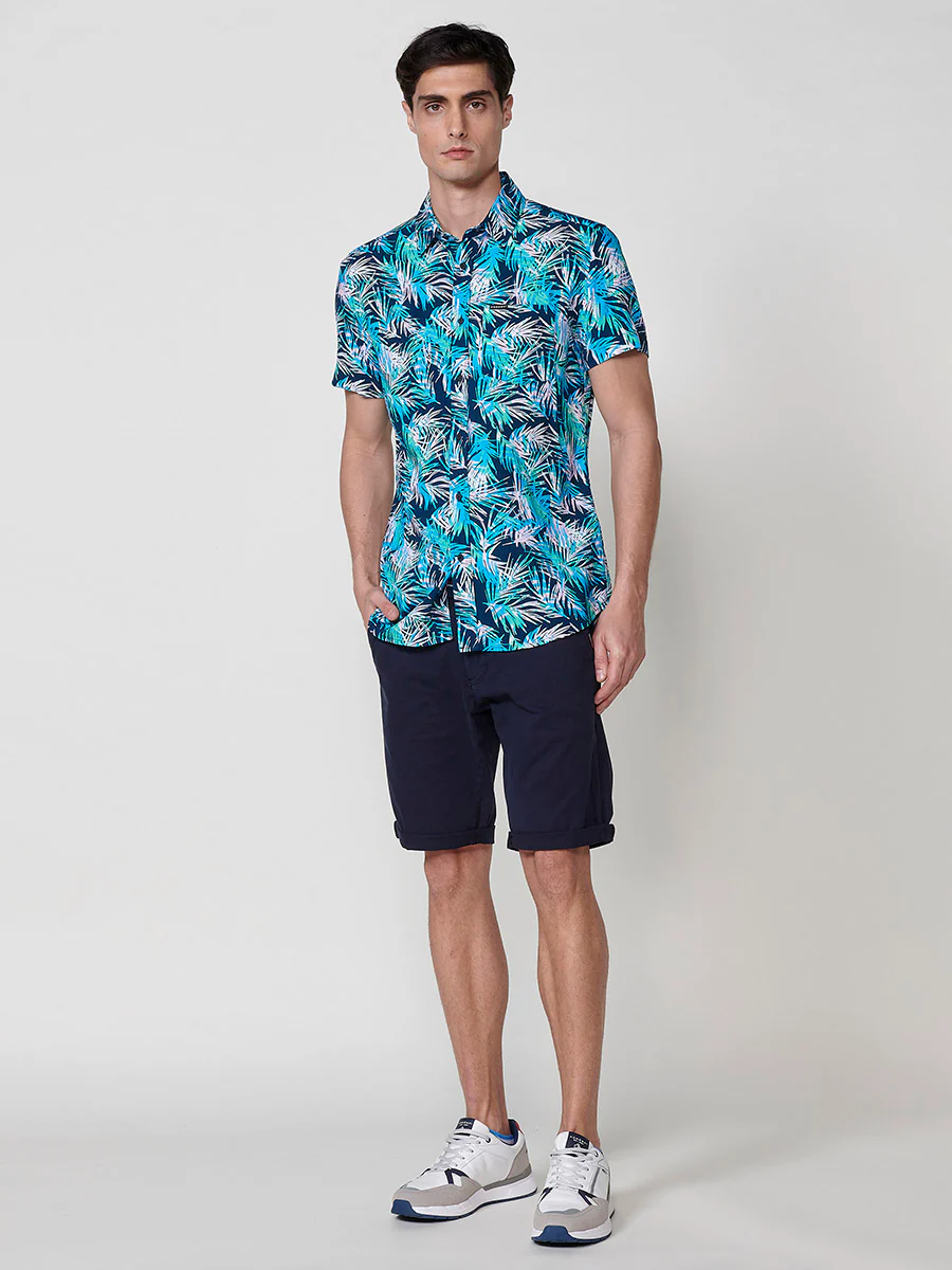 Camisa de manga corta con estampado tropical, bolsillo frontal y cierre con botones en color negro para hombre - Image 10