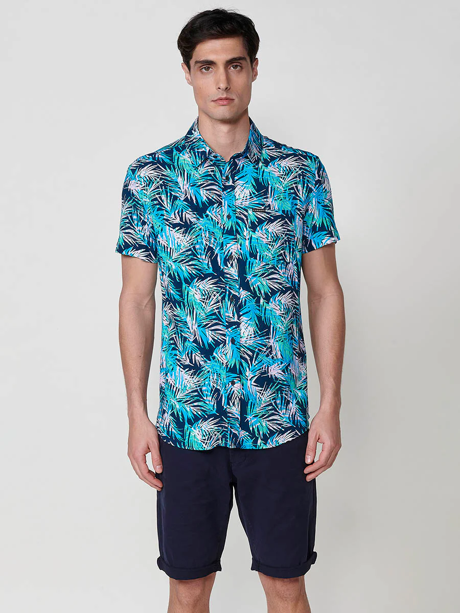 Camisa de manga corta con estampado tropical, bolsillo frontal y cierre con botones en color negro para hombre - Image 11