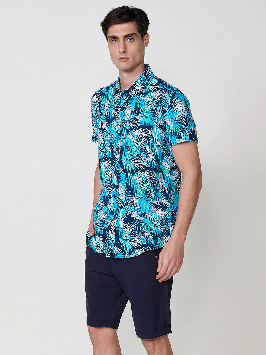 Camisa de manga corta con estampado tropical, bolsillo frontal y cierre con botones en color negro para hombre - Image 12