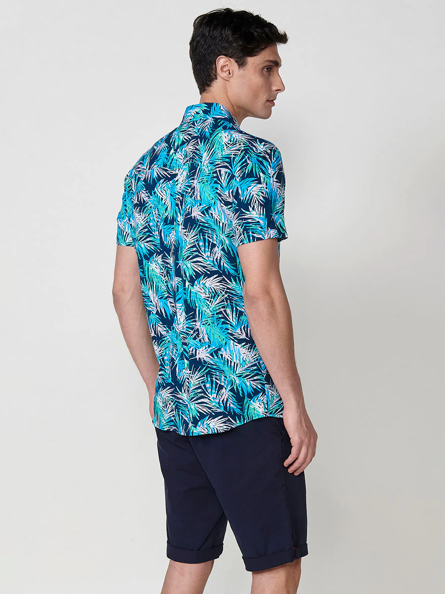 Camisa de manga corta con estampado tropical, bolsillo frontal y cierre con botones en color negro para hombre - Image 13
