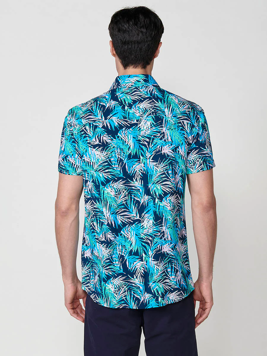 Camisa de manga corta con estampado tropical, bolsillo frontal y cierre con botones en color negro para hombre - Image 14