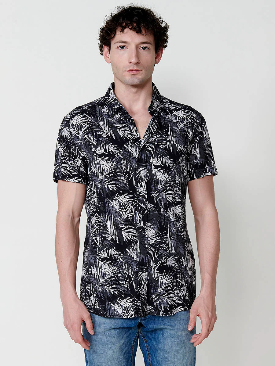 Camisa de manga corta con estampado tropical, bolsillo frontal y cierre con botones en color negro para hombre - Image 3