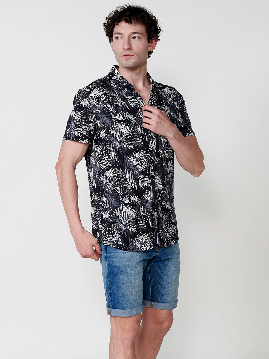 Camisa de manga corta con estampado tropical, bolsillo frontal y cierre con botones en color negro para hombre - Image 4