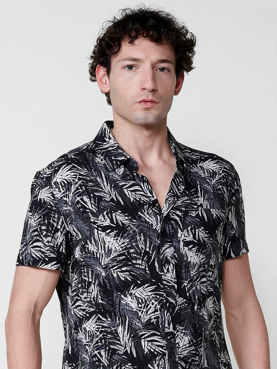 Camisa de manga corta con estampado tropical, bolsillo frontal y cierre con botones en color negro para hombre - Image 5
