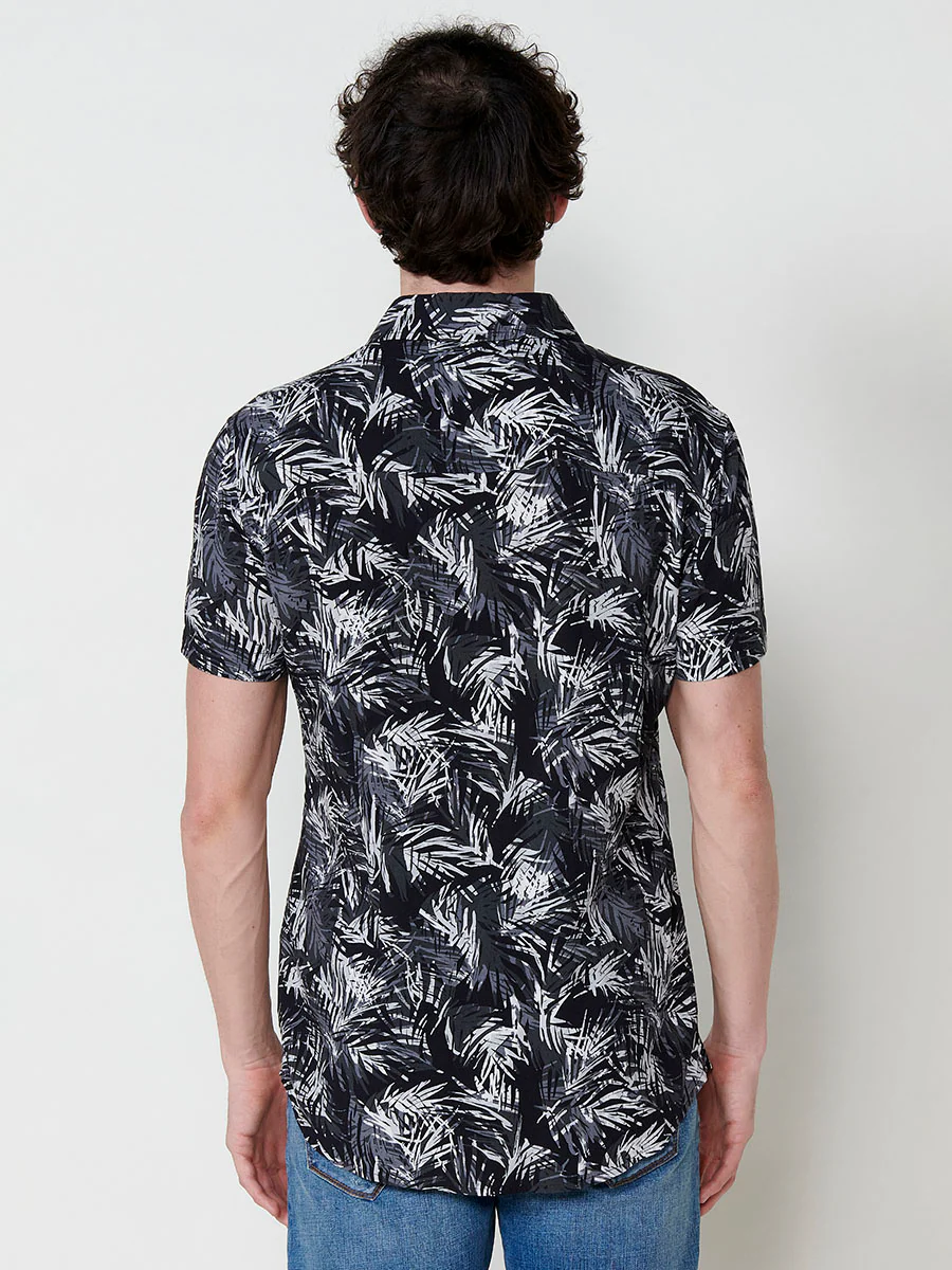 Camisa de manga corta con estampado tropical, bolsillo frontal y cierre con botones en color negro para hombre - Image 6