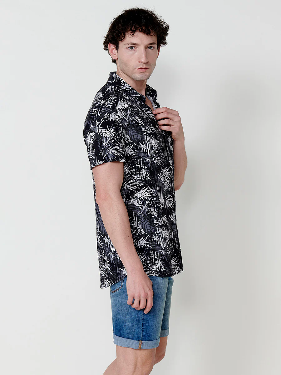 Camisa de manga corta con estampado tropical, bolsillo frontal y cierre con botones en color negro para hombre - Image 7
