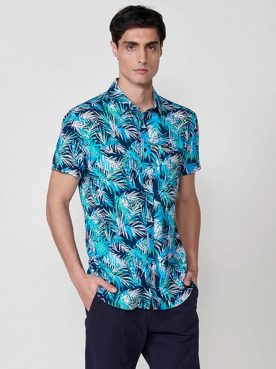 Camisa de manga corta con estampado tropical, bolsillo frontal y cierre con botones en color negro para hombre - Image 8