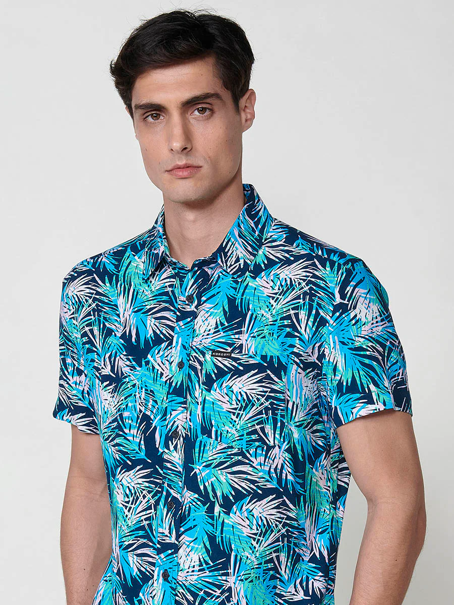 Camisa de manga corta con estampado tropical, bolsillo frontal y cierre con botones en color negro para hombre - Image 9