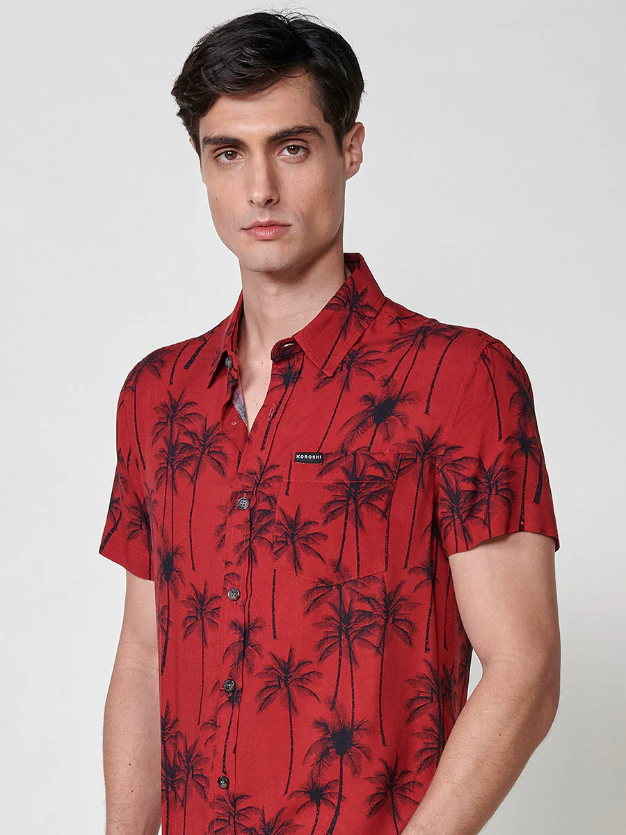 Camisa de manga corta con estampado tropical. cierre con botones y bolsillo frontal. para hombre - Image 10