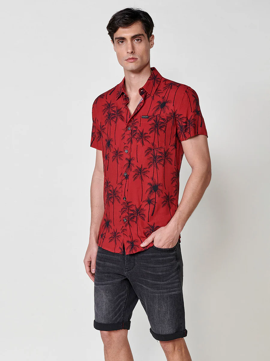 Camisa de manga corta con estampado tropical. cierre con botones y bolsillo frontal. para hombre - Image 11