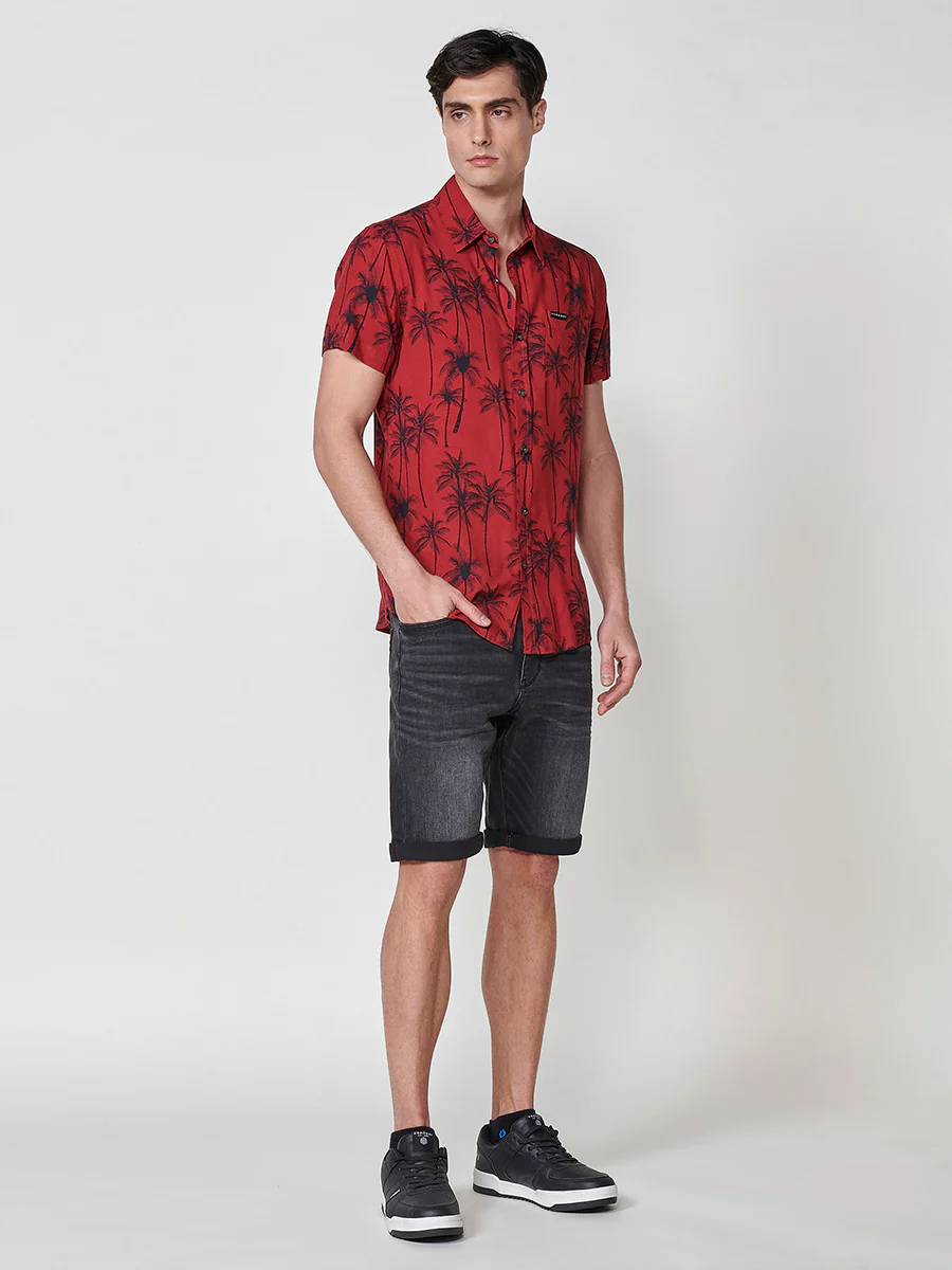 Camisa de manga corta con estampado tropical. cierre con botones y bolsillo frontal. para hombre - Image 12