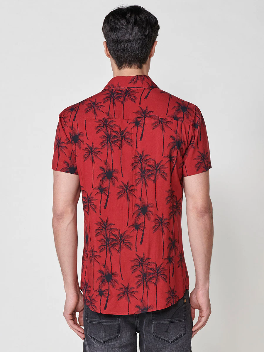 Camisa de manga corta con estampado tropical. cierre con botones y bolsillo frontal. para hombre - Image 13