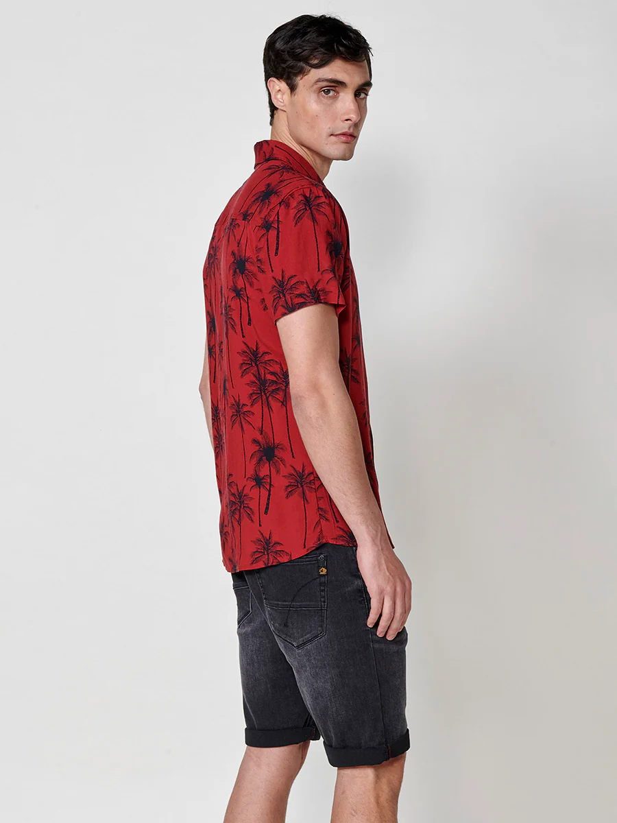 Camisa de manga corta con estampado tropical. cierre con botones y bolsillo frontal. para hombre - Image 14