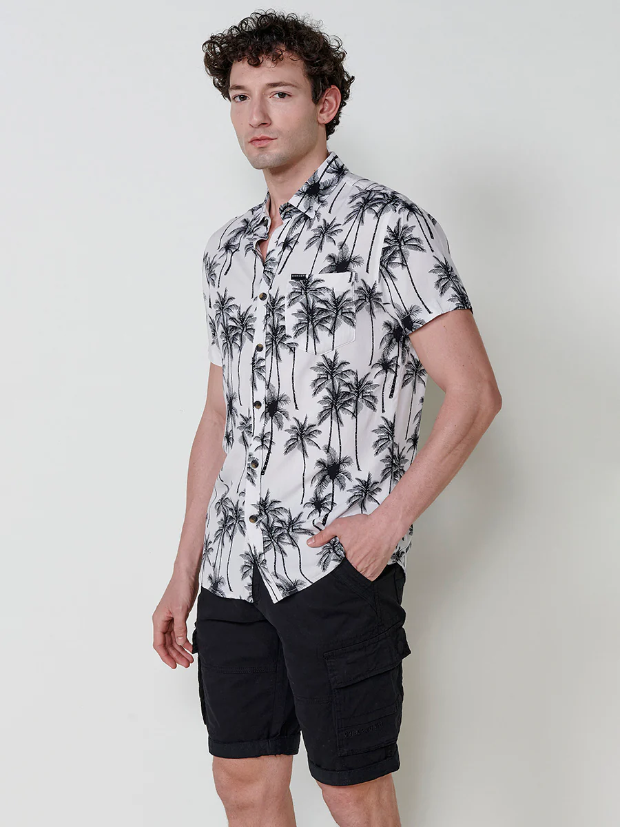 Camisa de manga corta con estampado tropical. cierre con botones y bolsillo frontal. para hombre - Image 15