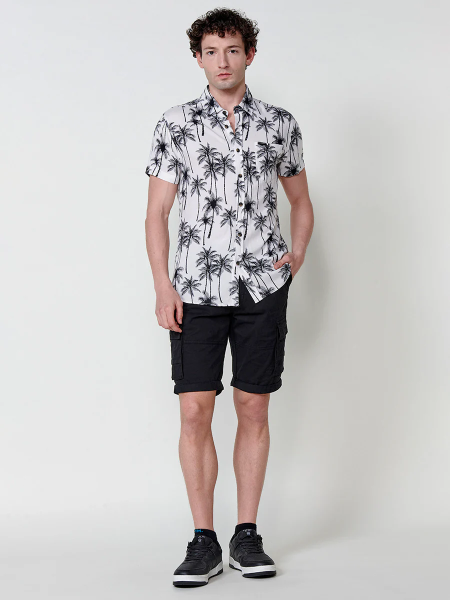 Camisa de manga corta con estampado tropical. cierre con botones y bolsillo frontal. para hombre - Image 16