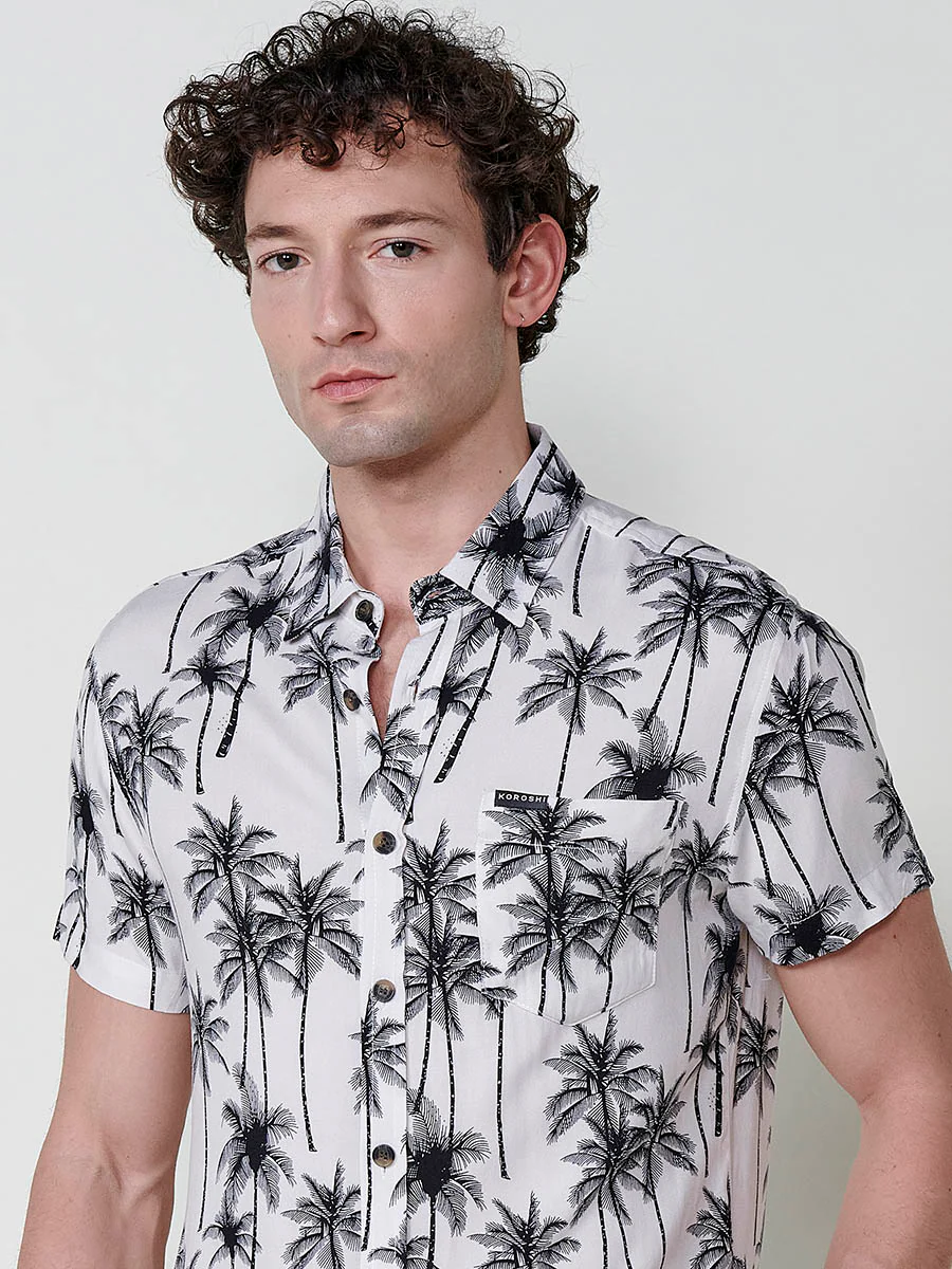 Camisa de manga corta con estampado tropical. cierre con botones y bolsillo frontal. para hombre - Image 17