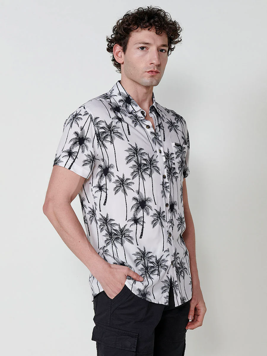 Camisa de manga corta con estampado tropical. cierre con botones y bolsillo frontal. para hombre - Image 18