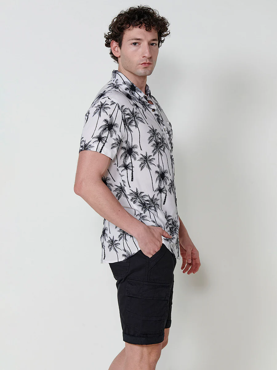 Camisa de manga corta con estampado tropical. cierre con botones y bolsillo frontal. para hombre - Image 19