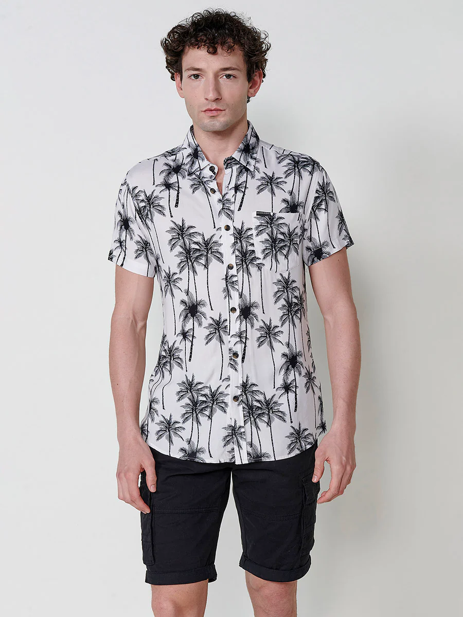 Camisa de manga corta con estampado tropical. cierre con botones y bolsillo frontal. para hombre - Image 20
