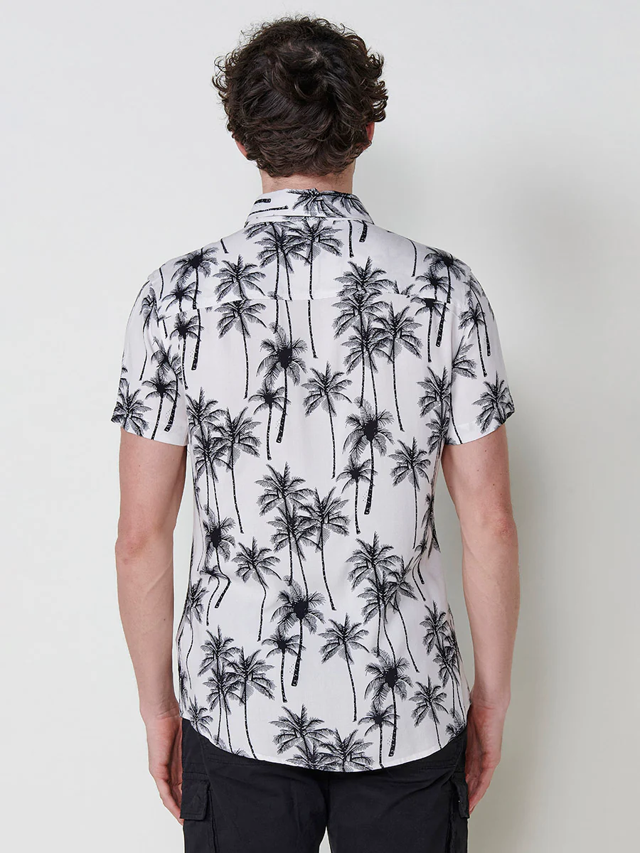 Camisa de manga corta con estampado tropical. cierre con botones y bolsillo frontal. para hombre - Image 21