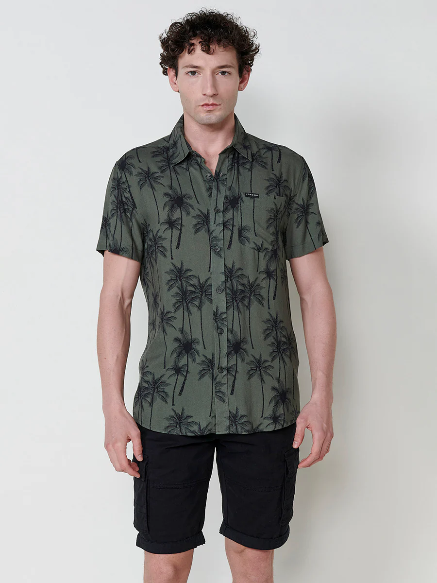 Camisa de manga corta con estampado tropical. cierre con botones y bolsillo frontal. para hombre - Image 3