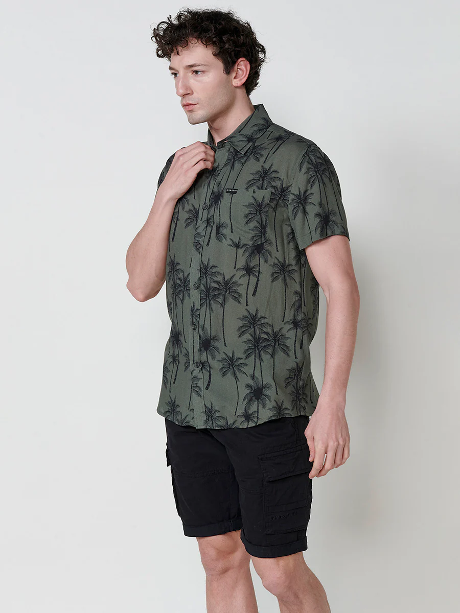 Camisa de manga corta con estampado tropical. cierre con botones y bolsillo frontal. para hombre - Image 4