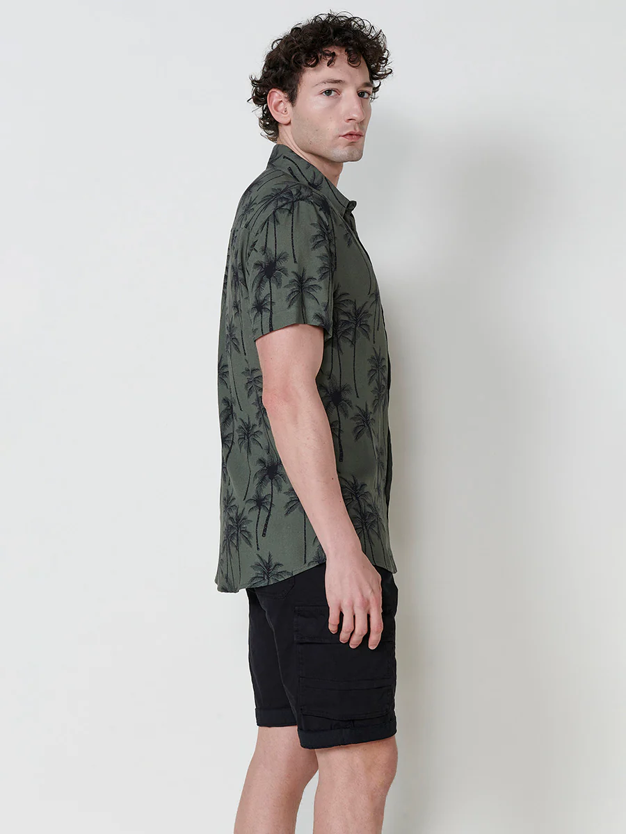 Camisa de manga corta con estampado tropical. cierre con botones y bolsillo frontal. para hombre - Image 5