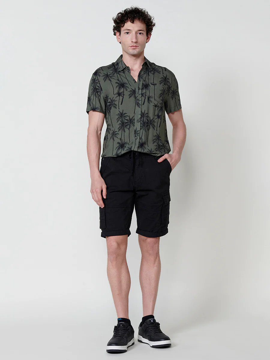 Camisa de manga corta con estampado tropical. cierre con botones y bolsillo frontal. para hombre - Image 6