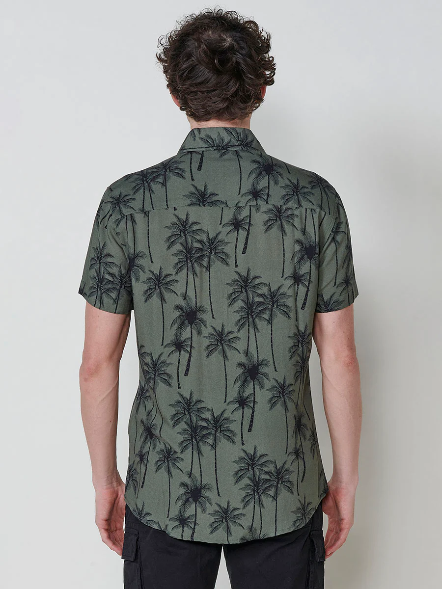 Camisa de manga corta con estampado tropical. cierre con botones y bolsillo frontal. para hombre - Image 7